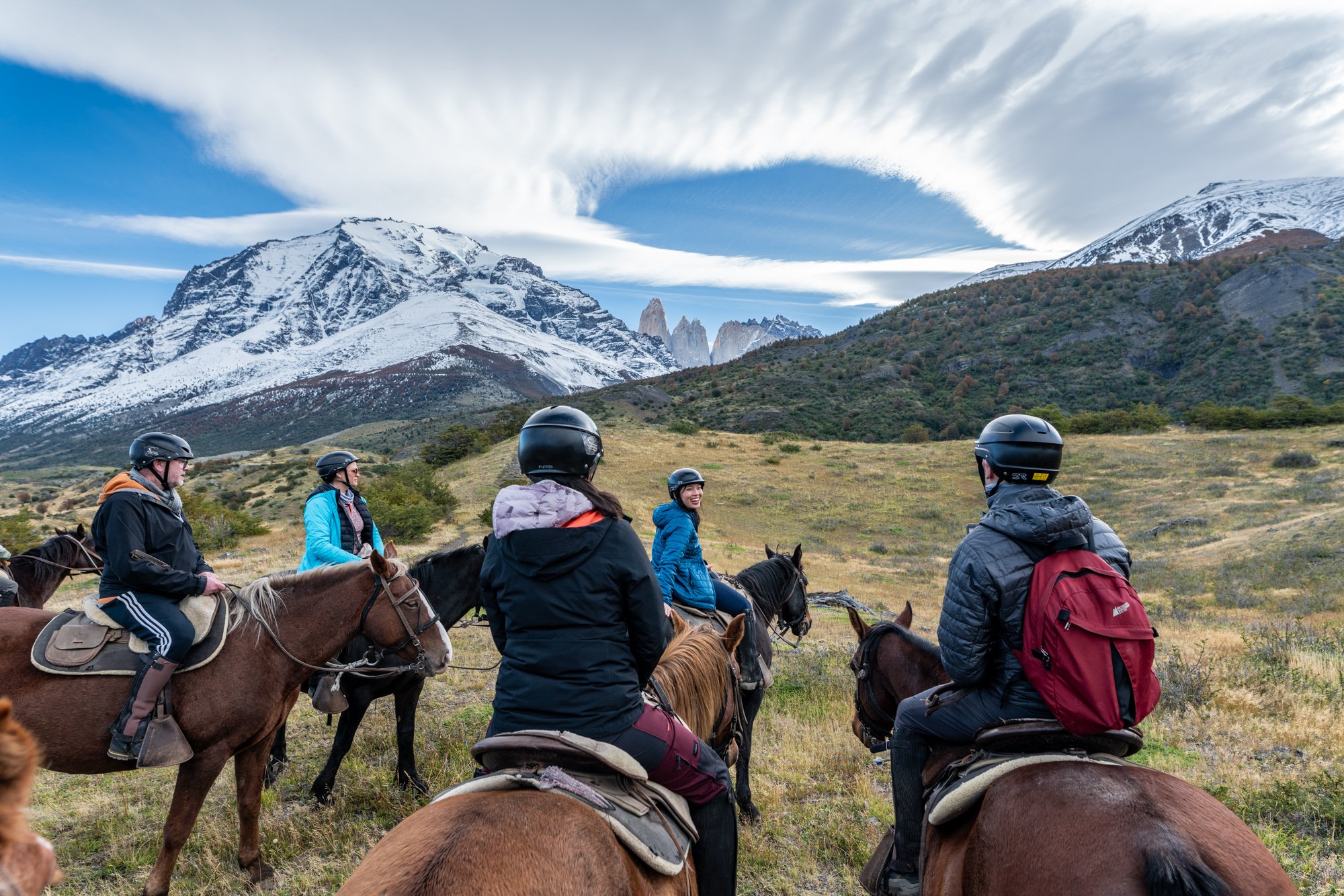 Cabalgatas en Las Torres Patagonia para principiantes, con rutas guiadas por baqueanos en el Ascencio Valley y el Nordenskjöld Lake. Paseos a caballo entre paisajes diversos, formaciones rocosas únicas y vistas panorámicas del Monte Almirante Nieto y el sector Cuernos. Actividades ecuestres seguras y tranquilas, ideales para quienes buscan conectar con la naturaleza de la Patagonia chilena sin necesidad de experiencia previa.