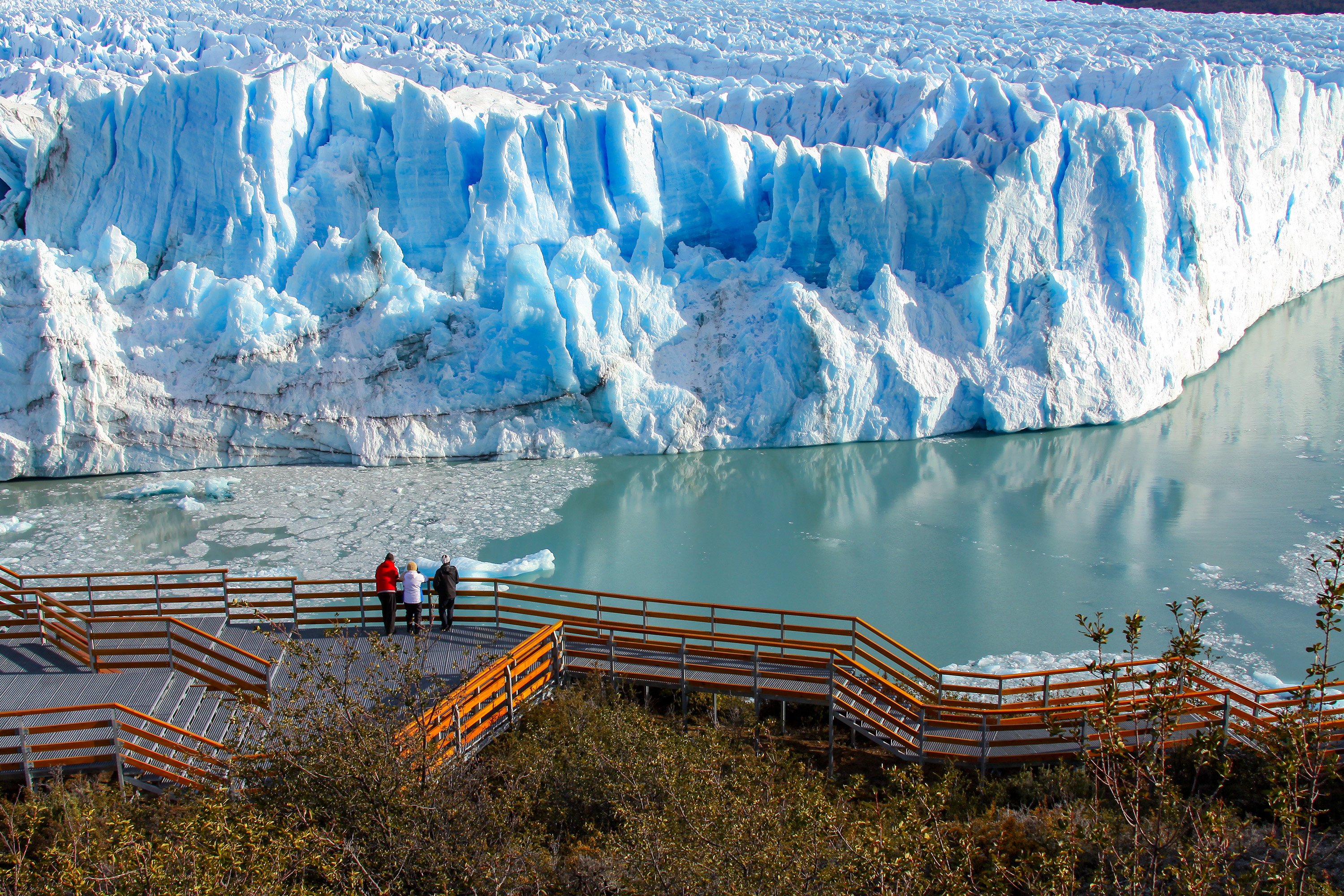 El Calafate en la Patagonia Argentina con vistas al Glaciar Perito Moreno, Parque Nacional Los Glaciares y excursiones sobre hielo—destino turístico destacado para explorar glaciares, fotografía de naturaleza y turismo de aventura en Sudamérica.