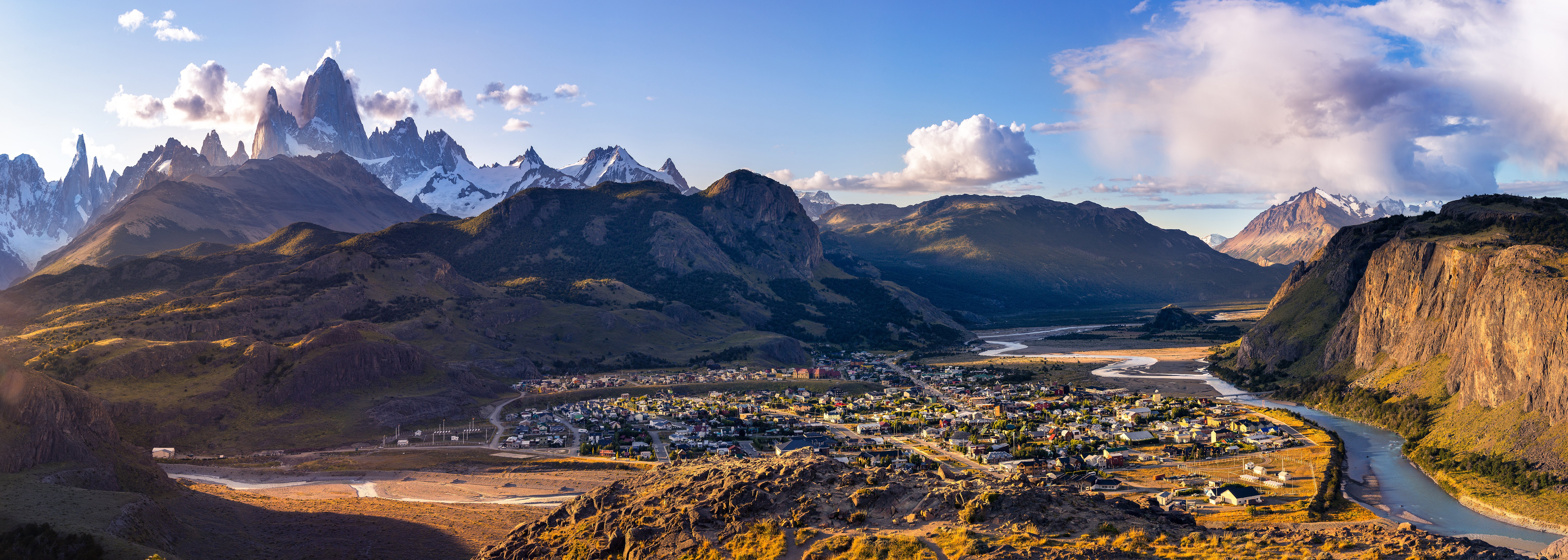 Trekking en El Chaltén, Patagonia Argentina, con vistas panorámicas al Monte Fitz Roy, Parque Nacional Los Glaciares y rutas emblemáticas como Laguna de los Tres y Cerro Torre—destino ideal para senderismo y aventura al aire libre en Sudamérica.