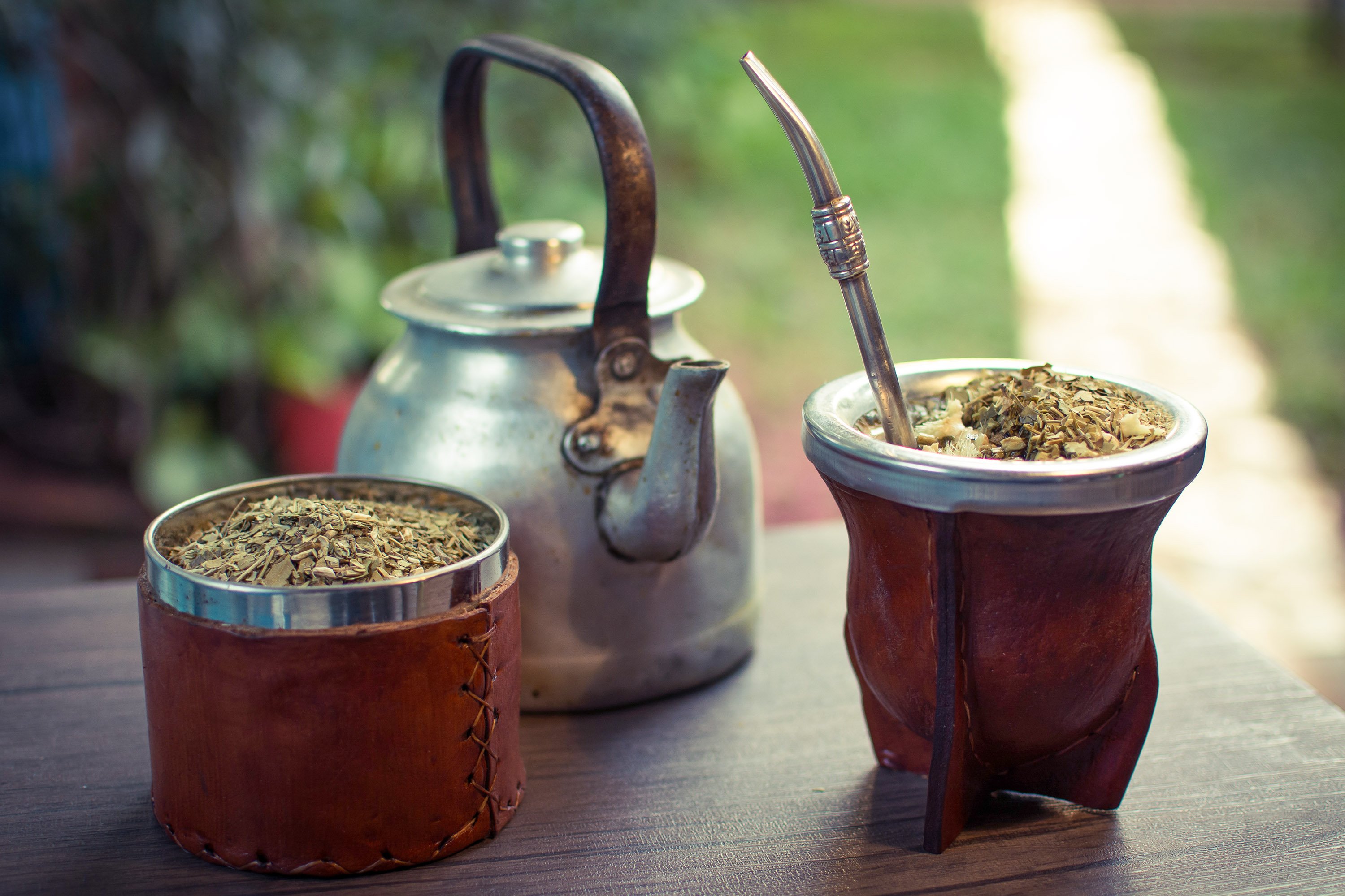 El mate en la Patagonia — cebador preparando calabaza con bombilla y termo de agua caliente, símbolo de ritual social, reglas de respeto y comunión latinoamericana.
