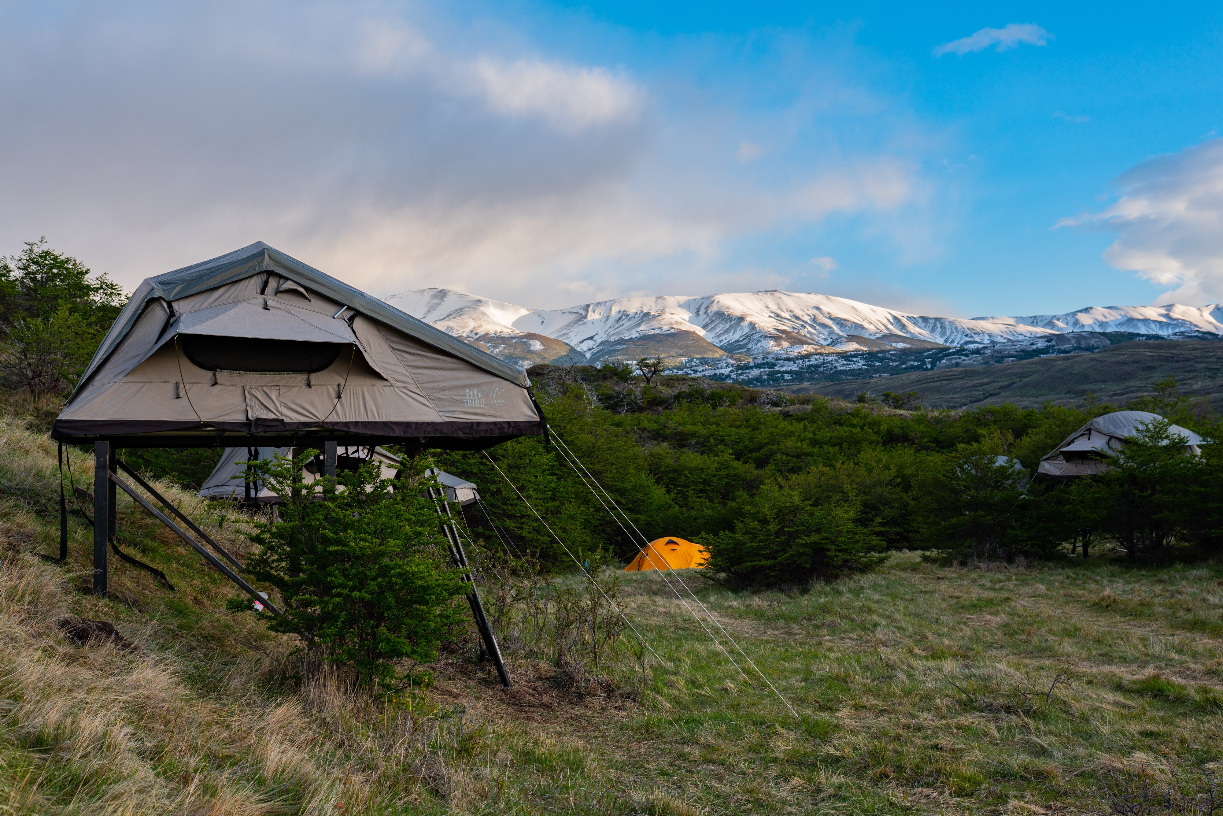 Carpas_4Camping Serón, rodeado de una amplia pampa patagónica y montañas, funciona con energía solar 100% sostenible. Ofrece comedor, baños y atención personalizada, marcando el inicio del legendario Circuito O en Torres del Paine.