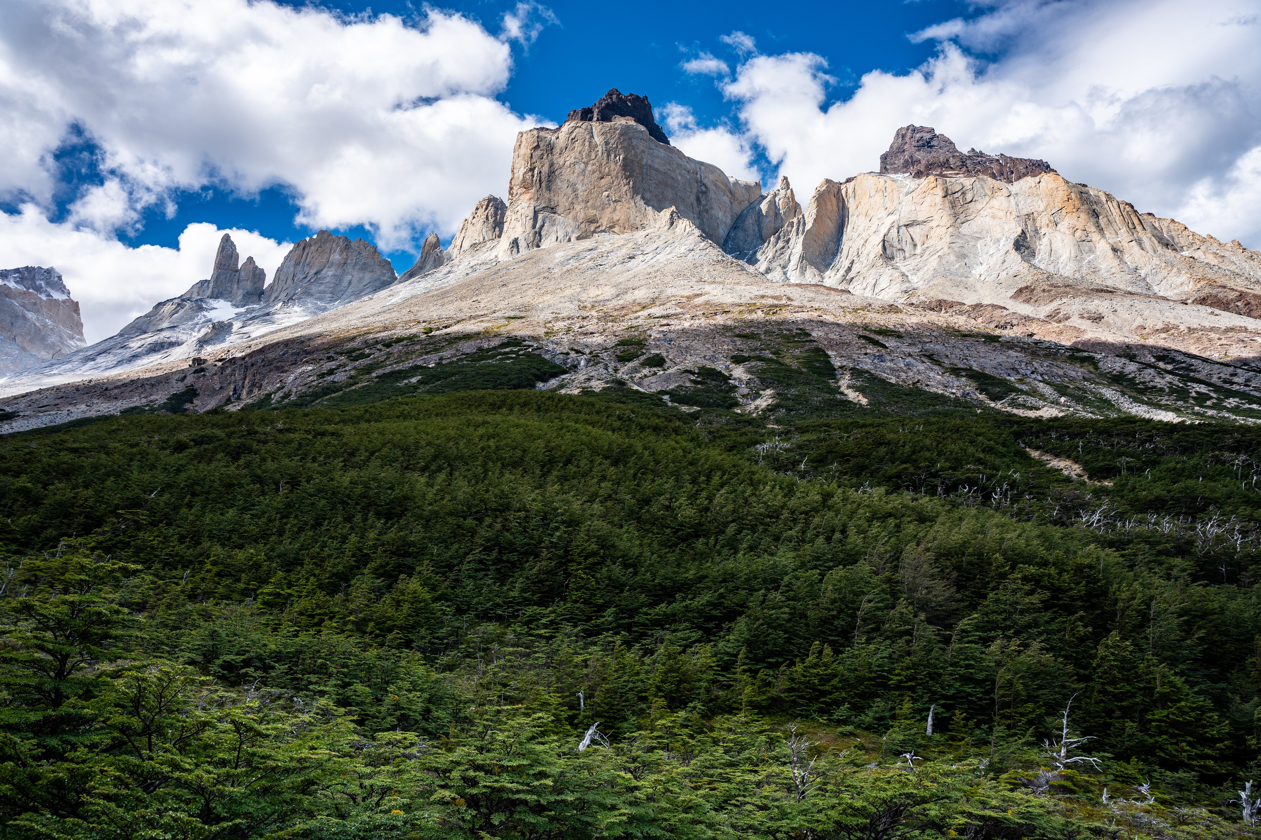 Francés Valley in Torres del Paine, named after its glacier, full-day excursion with majestic natural wonders organized by Hotel Las Torres.