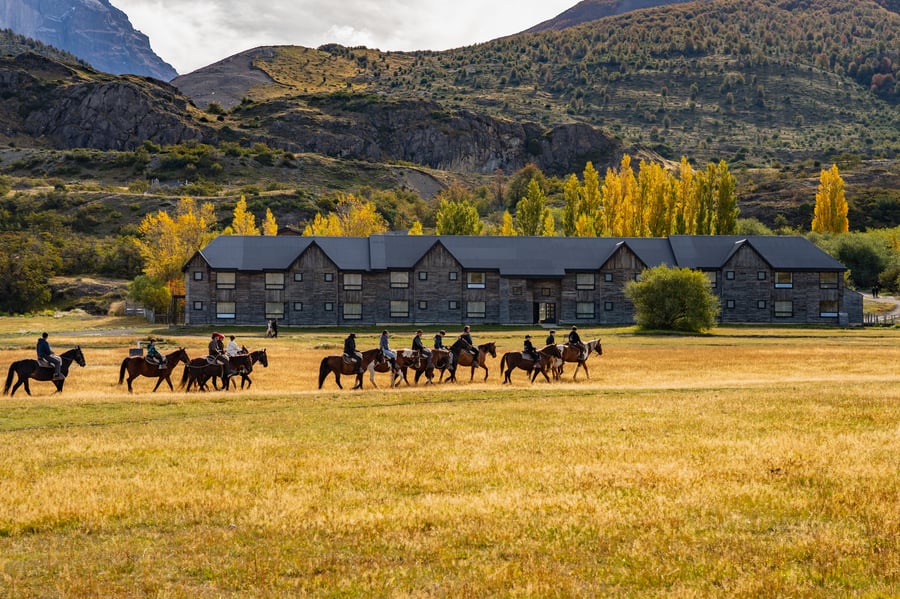 HOTEL FACHADA CABALLOS CABALGATA KUSANOVIC-FAMILIA-2025-08326