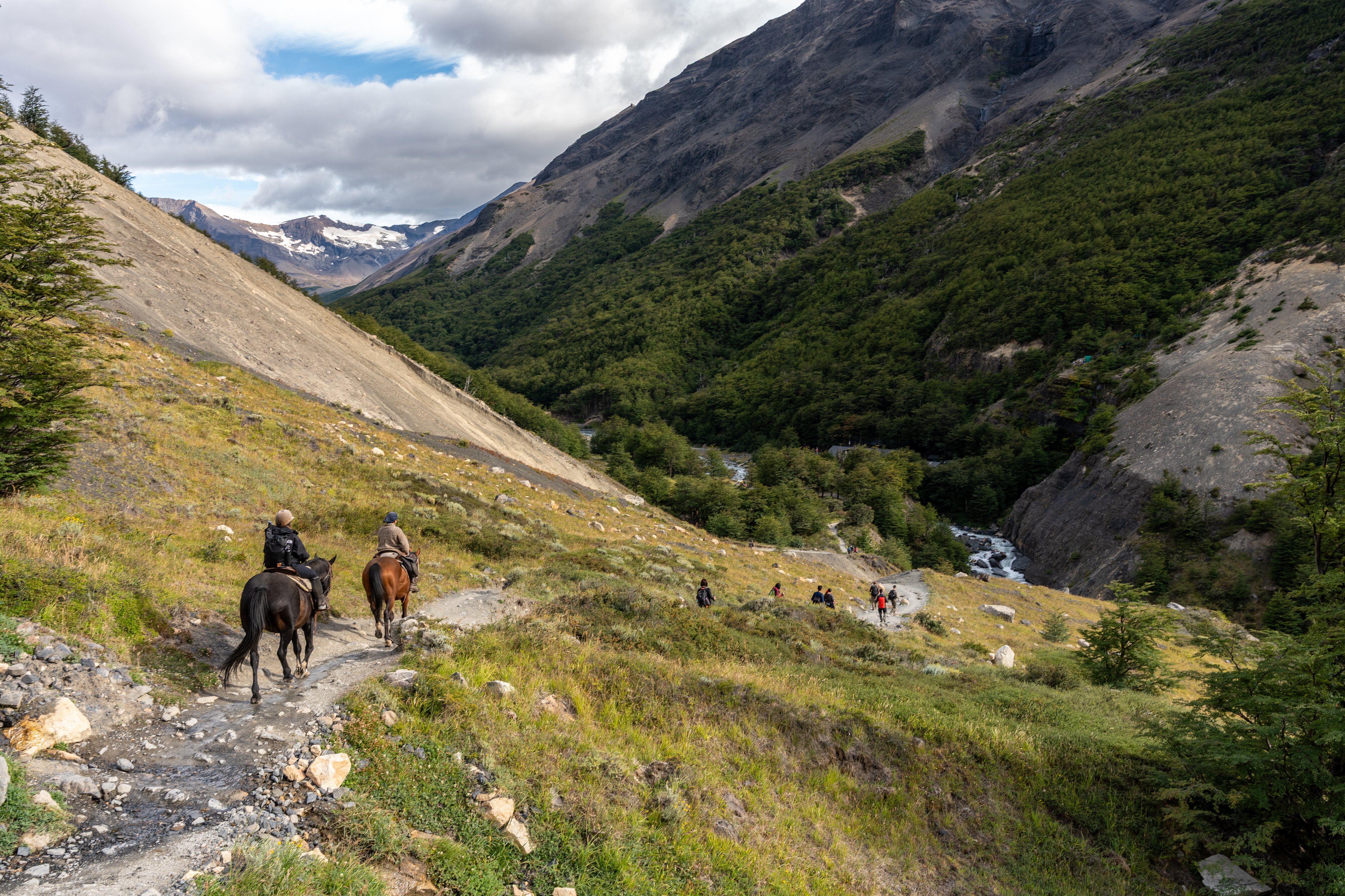 Cabalgata cruzando el Paso de los Vientos hacia el sector Chileno en Torres del Paine.