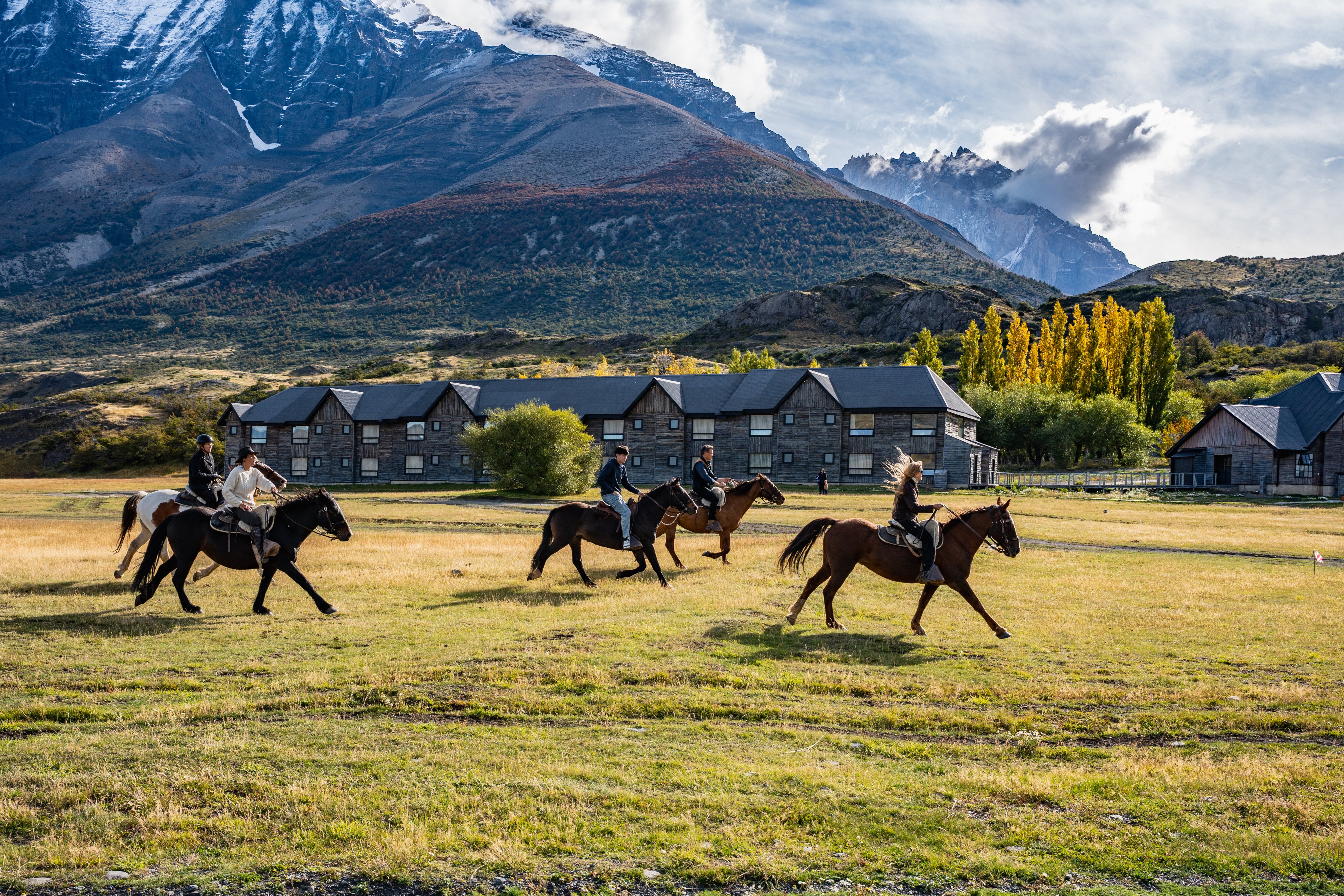 Excursión ecuestre en Torres del Paine, regreso al Hotel Las Torres tras visita al Mirador Base Torres.