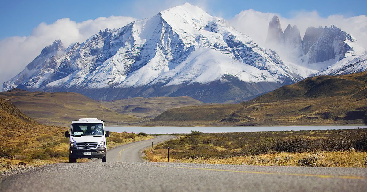 En Las Torres Patagonia ofrecemos tres opciones de traslados, diseñadas según el punto de partida de tu aventura. Si prefieres un acceso directo al parque nacional, la opción ideal es volar hasta Puerto Natales. Desde ahí, el trayecto hasta la portería Laguna Amarga se realiza en solo un par de horas.