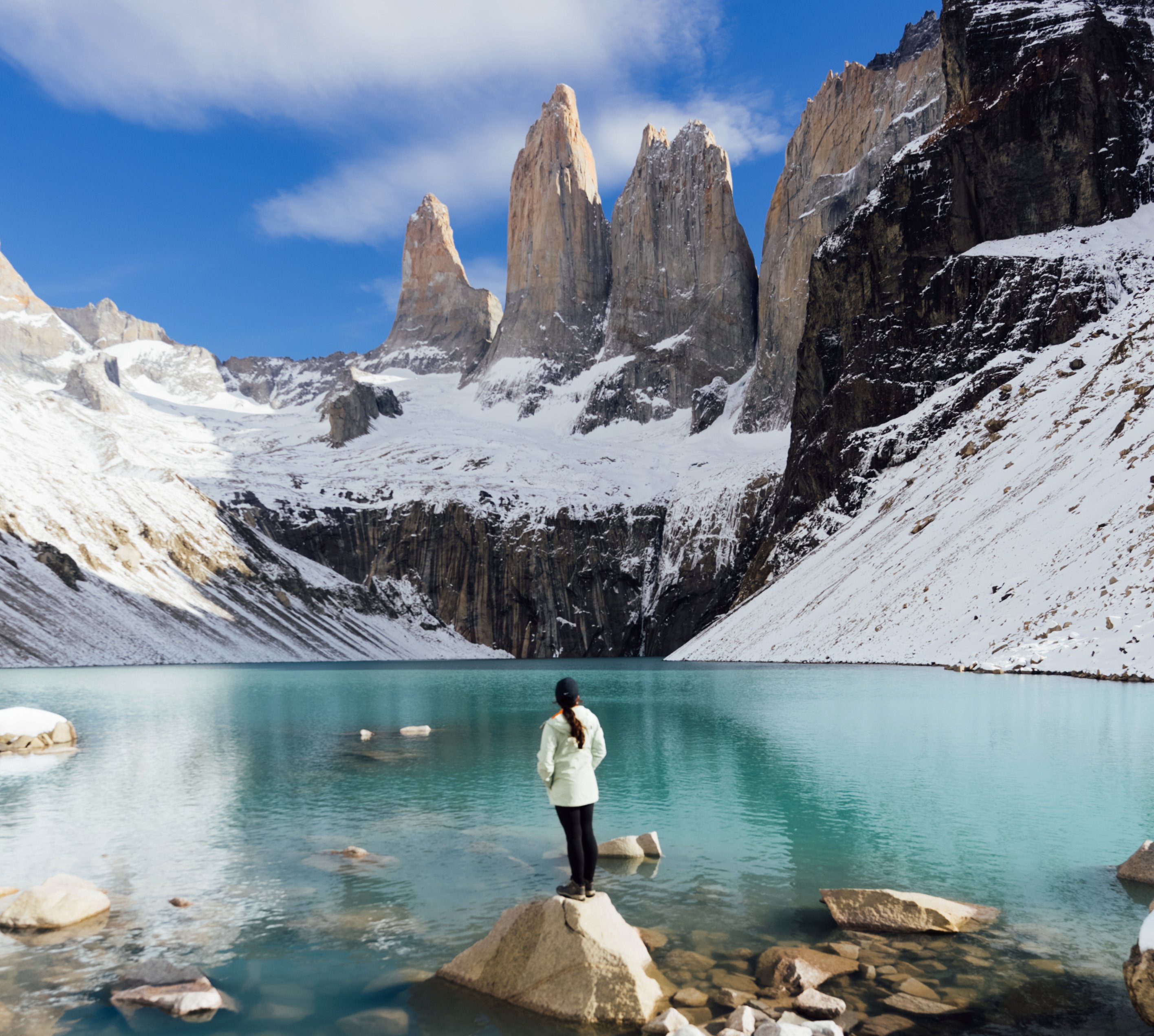 Cada paso en este sendero es una victoria, un encuentro con la majestuosidad de la tierra. Desde el asombro del Glaciar Grey hasta la imponente vista del Mirador Base Torres, te garantizamos que cada paisaje te robará el aliento y te dejará un recuerdo imborrable.