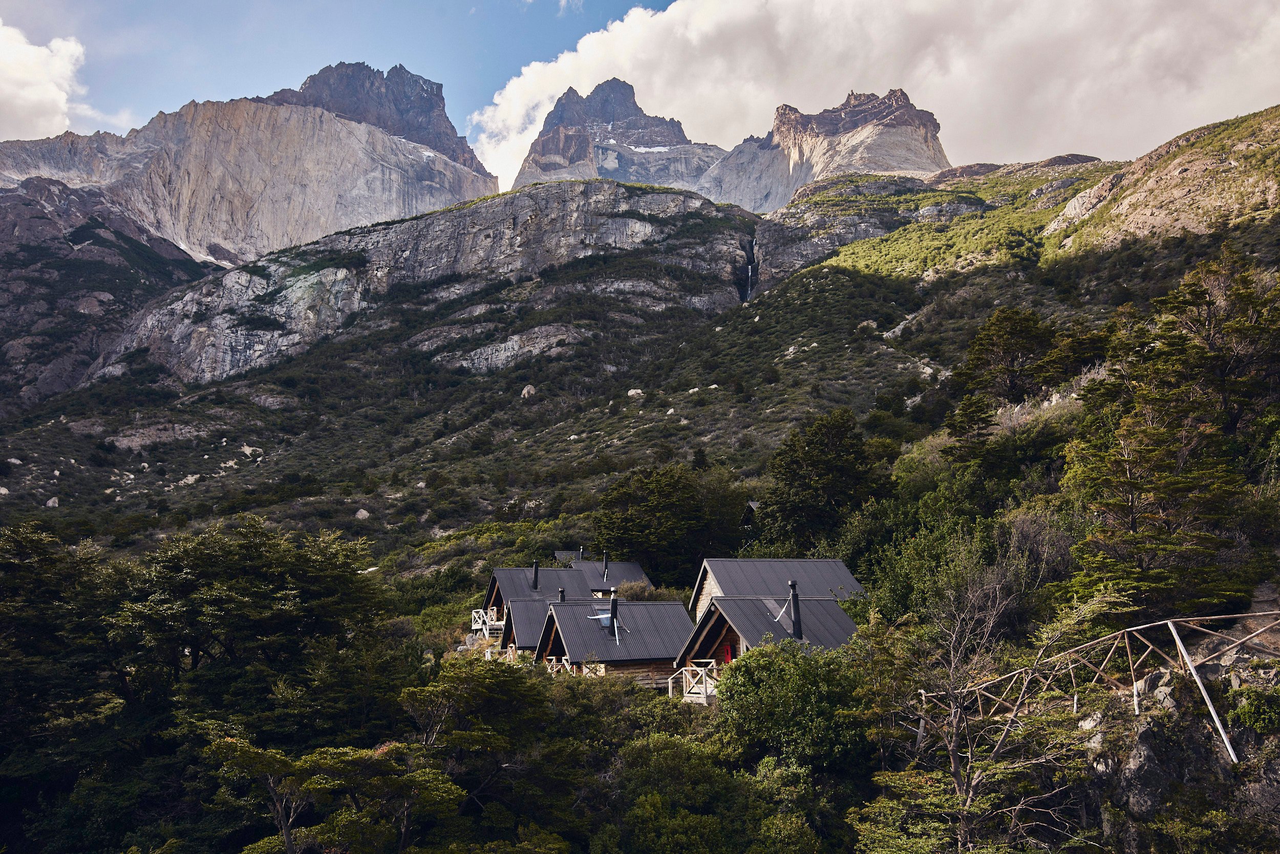 Cabaña de montaña en el Sector Cuernos del Circuito W—alojamiento íntimo y cómodo en el corazón de Torres del Paine.