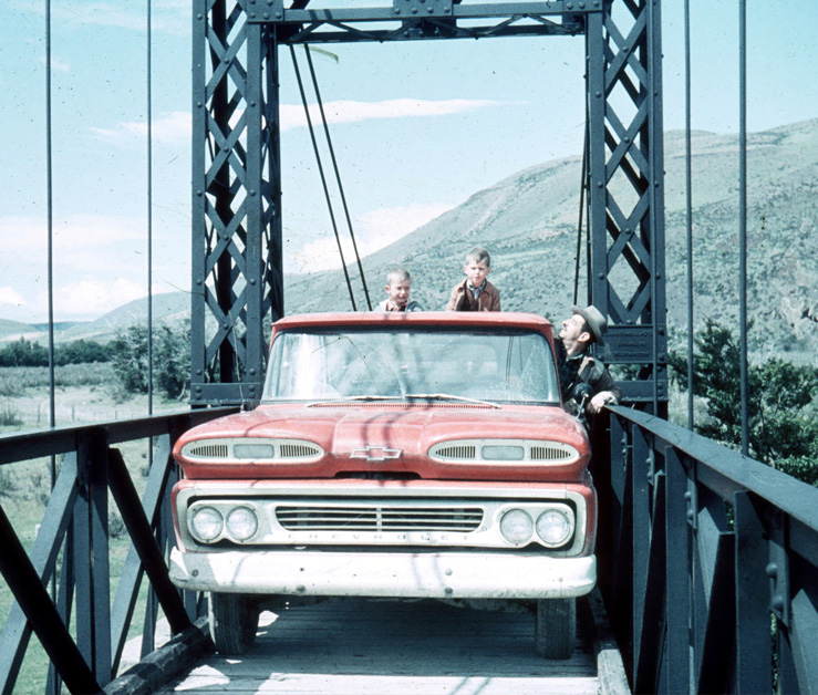 Antonio Kusanović Senković adquiriendo la Estancia Cerro Paine en el corazón de Torres del Paine, ampliando el legado familiar en la Patagonia a pesar del aislamiento y el riesgo.