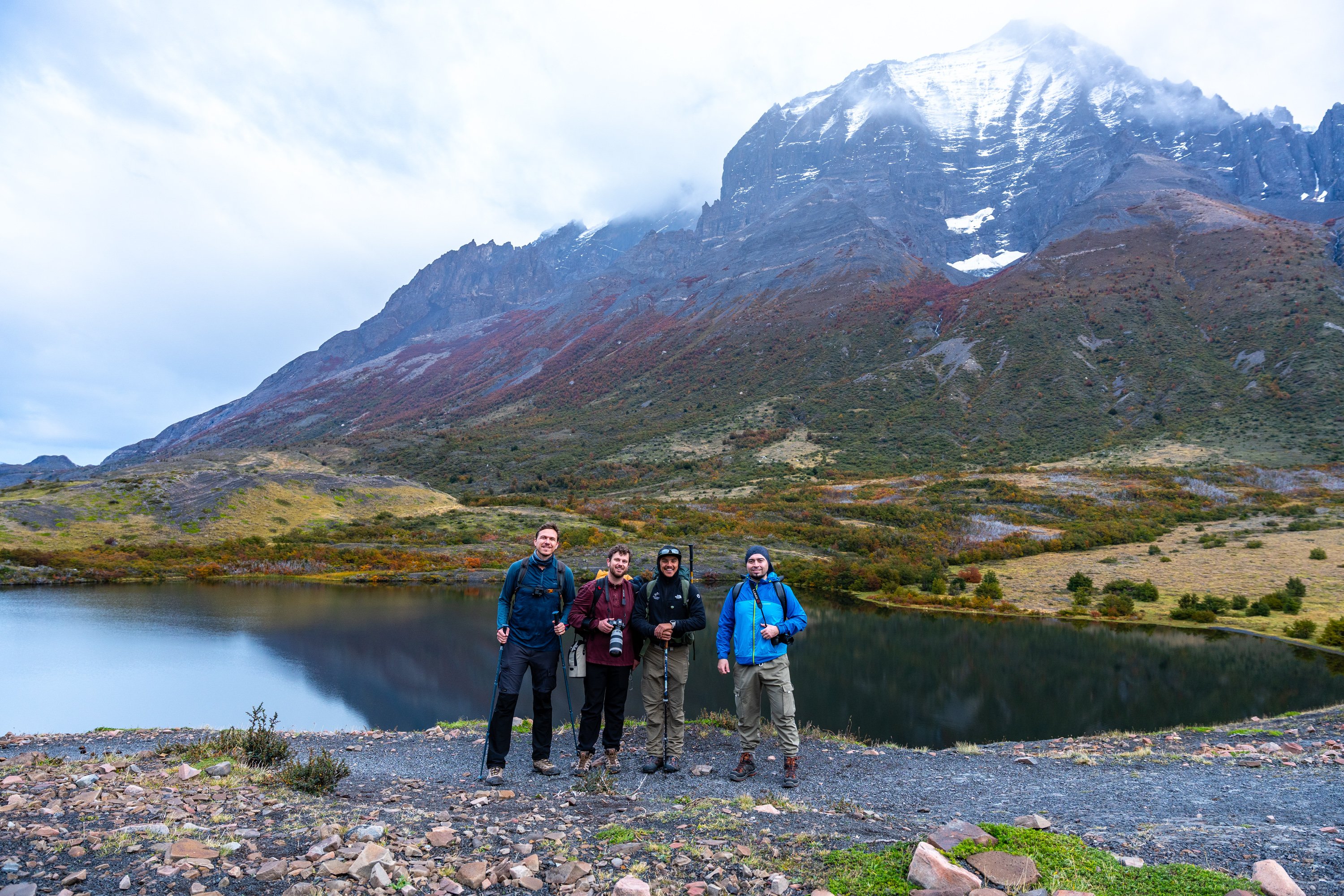 Señalización de senderos en el Parque Nacional Torres del Paine que guía a los excursionistas hacia Cuernos y Base Torres, con mapas claros y rutas marcadas para un trekking seguro en la Patagonia.