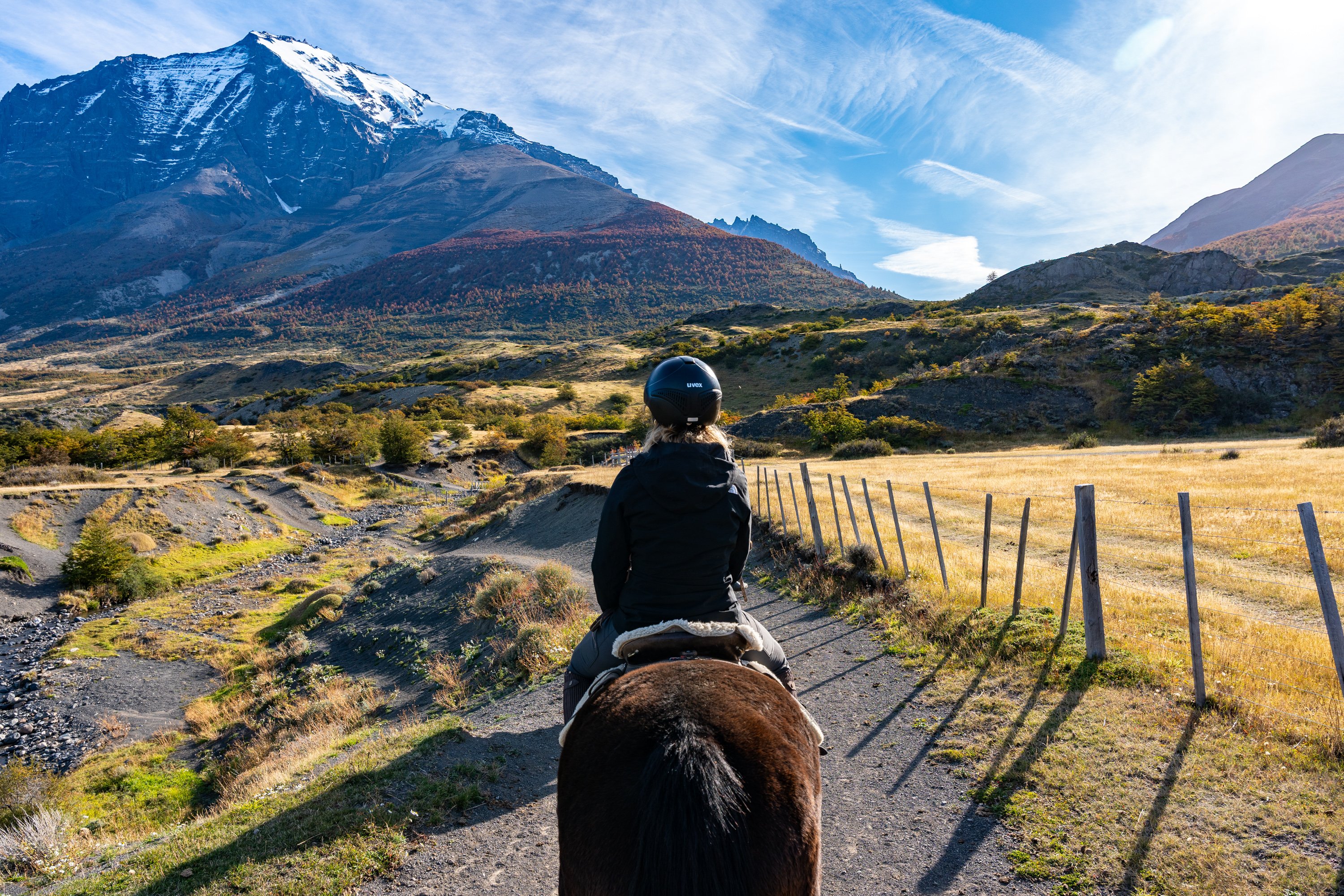 Viajero planificando un itinerario personalizado del Circuito W en el Parque Nacional Torres del Paine, con opciones de refugios de montaña, campamentos, estadías en hotel, cabalgatas y excursiones guiadas en la Patagonia chilena.