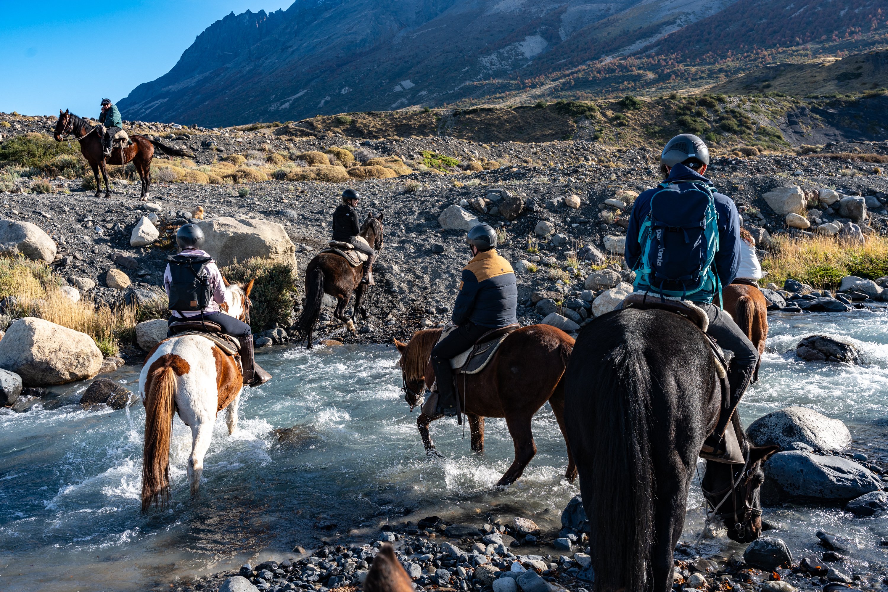 Cabalgata en Torres del Paine para jinetes experimentados, incluyendo la Base Torres Viewpoint Ride y el Encantado Valley Ride. Paseos a caballo por el Paso Los Vientos, el río Ascencio y el sector Chileno, con vistas únicas de la Patagonia. Excursión de día completo de 24 km hacia el Circuito O, atravesando pampas, la Laguna Azul y el sector Serón. Experiencia ecuestre inmersiva que conecta al jinete con la naturaleza en uno de los paisajes más remotos y espectaculares del mundo.