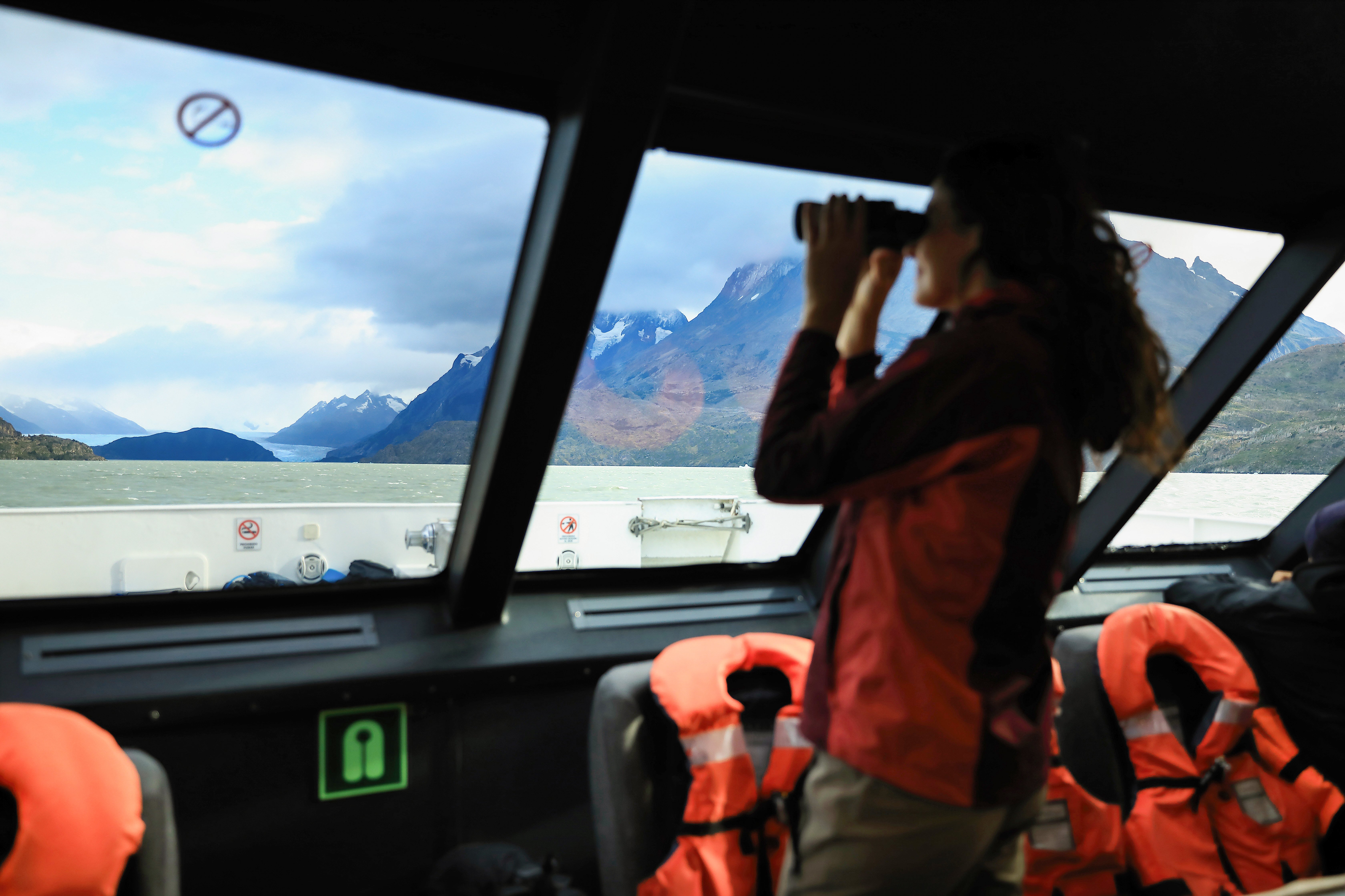 Boat trip on Lake Pehoé in Torres del Paine, catamaran excursion with Patagonian breeze, 360° views and unique adventure organized by Hotel Las Torres.