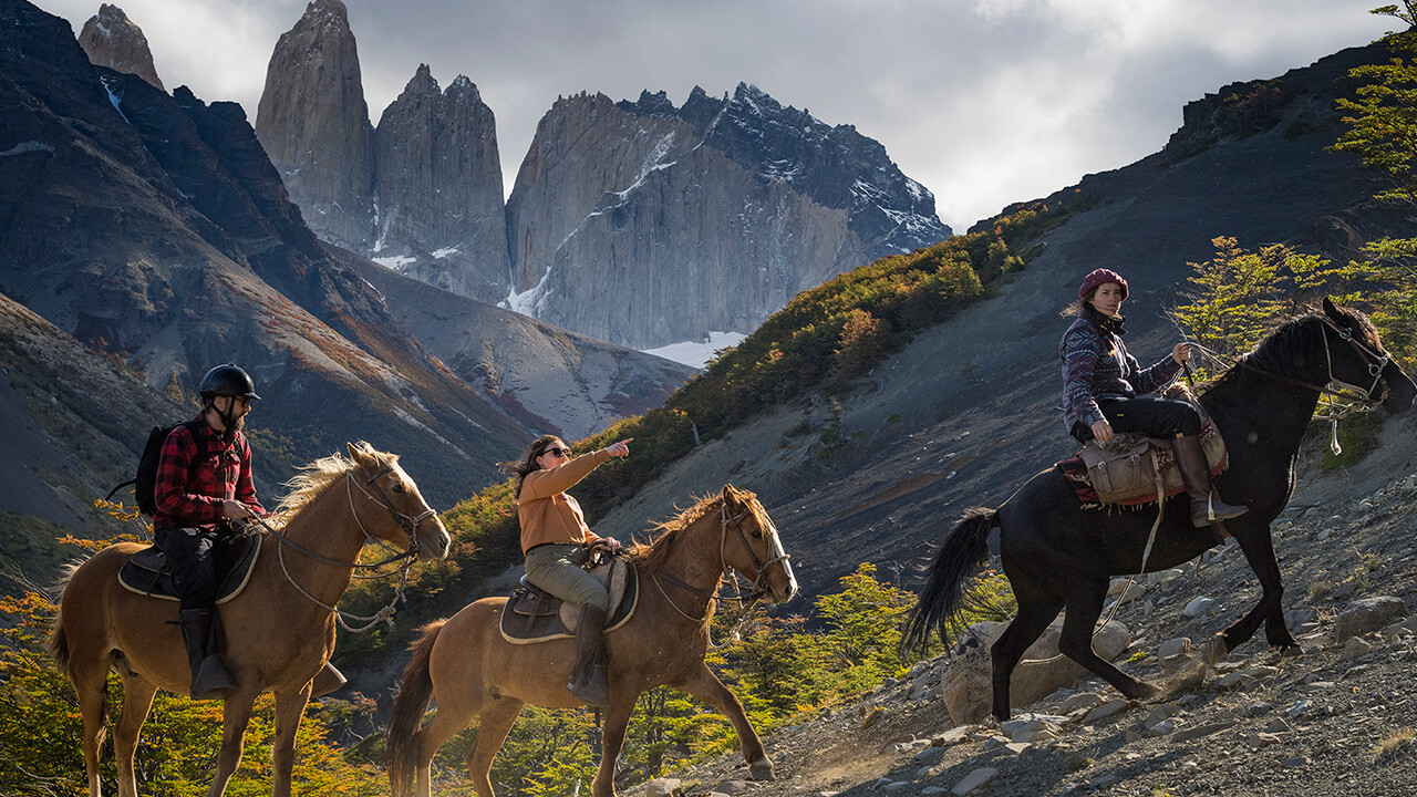 Passeios a cavalo guiados em Torres del Paine saindo do Hotel Las Torres, trilhas tradicionais pelos cenários patagônicos—aventura autêntica na natureza da Patagônia chilena.