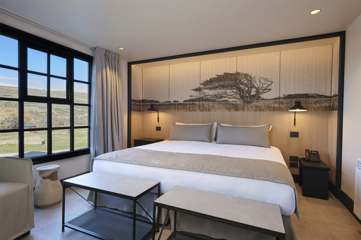 Comfortable rooms at Hotel Las Torres with panoramic views of Mount Almirante Nieto, premium bedding, hot showers, and cozy spaces—ideal for resting after trekking in Patagonia.