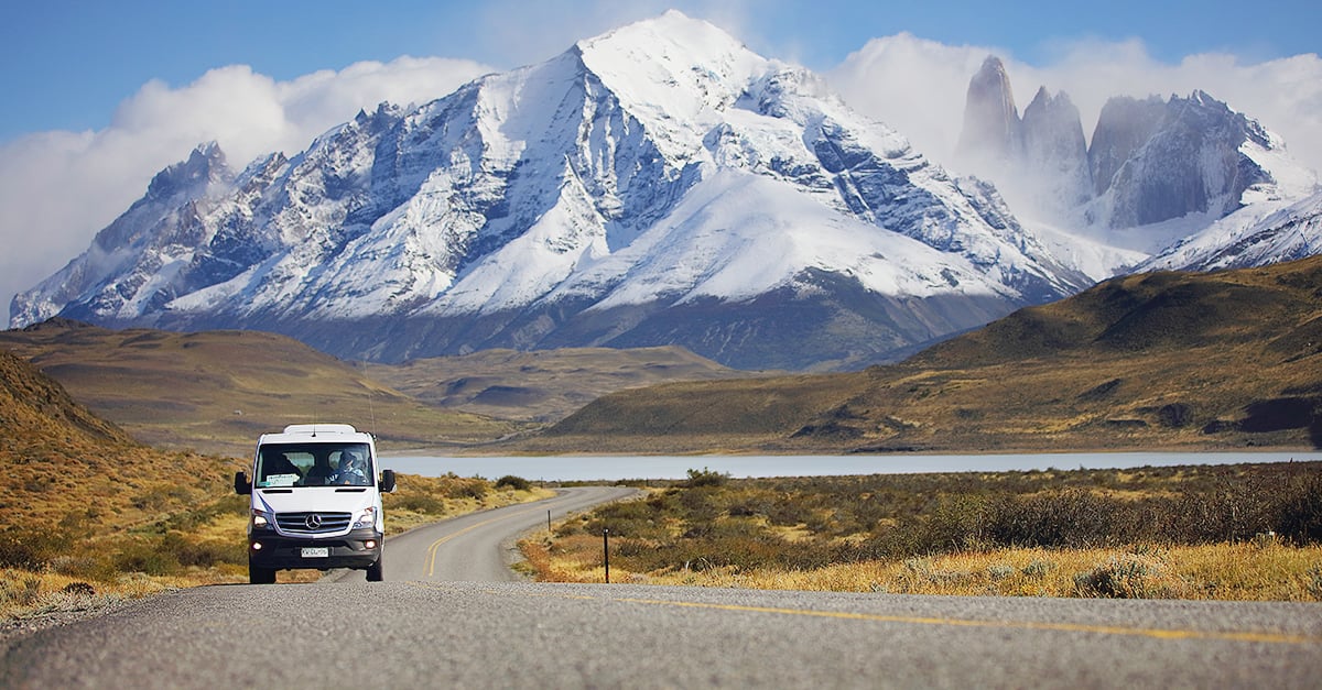 Traslado escénico desde El Calafate a Torres del Paine con paradas en Esperanza y Cerro Castillo, cruzando la frontera entre Argentina y Chile—ruta recomendada para viajeros que exploran los principales destinos de trekking en la Patagonia.