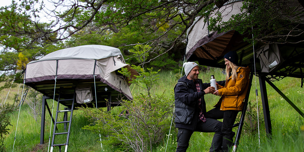 Camping Central, ubicado a pocos metros del Centro de Bienvenida, ofrece baños renovados, cafetería y todos los servicios esenciales para una experiencia de aventura. Este sector, punto de inicio de los principales senderos de Torres del Paine, brinda vistas únicas a las icónicas columnas de granito del parque.