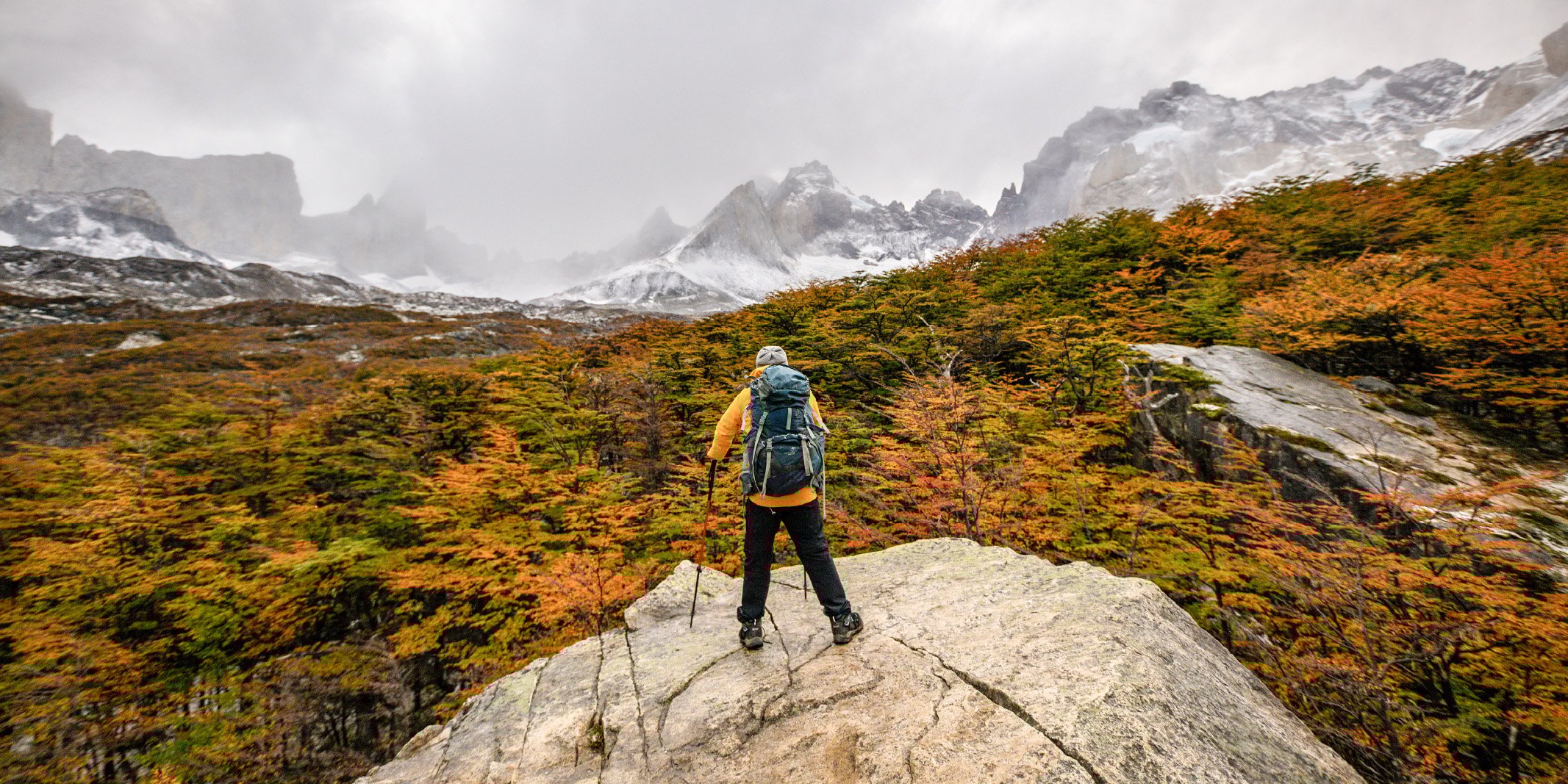  Mochila de trekking con carga recomendada equivalente al 15% del peso corporal del excursionista; diseño ergonómico para distribución equilibrada y reducción de esfuerzo físico durante caminatas prolongadas.
