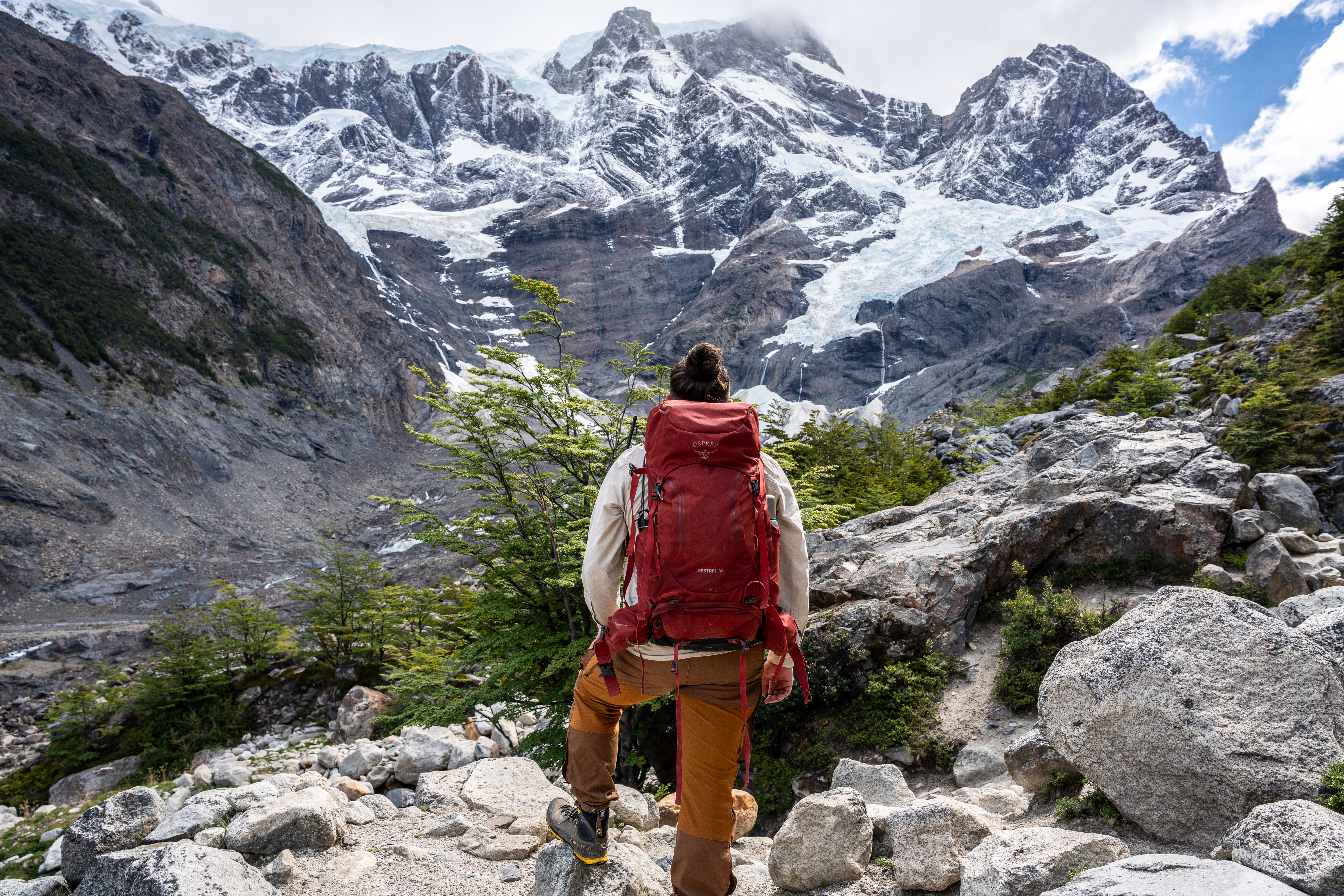 Consejos esenciales para prepararte y disfrutar del trekking en el Parque Nacional Torres del Paine, enfrentando el clima extremo y las exigencias físicas de la Patagonia chilena.